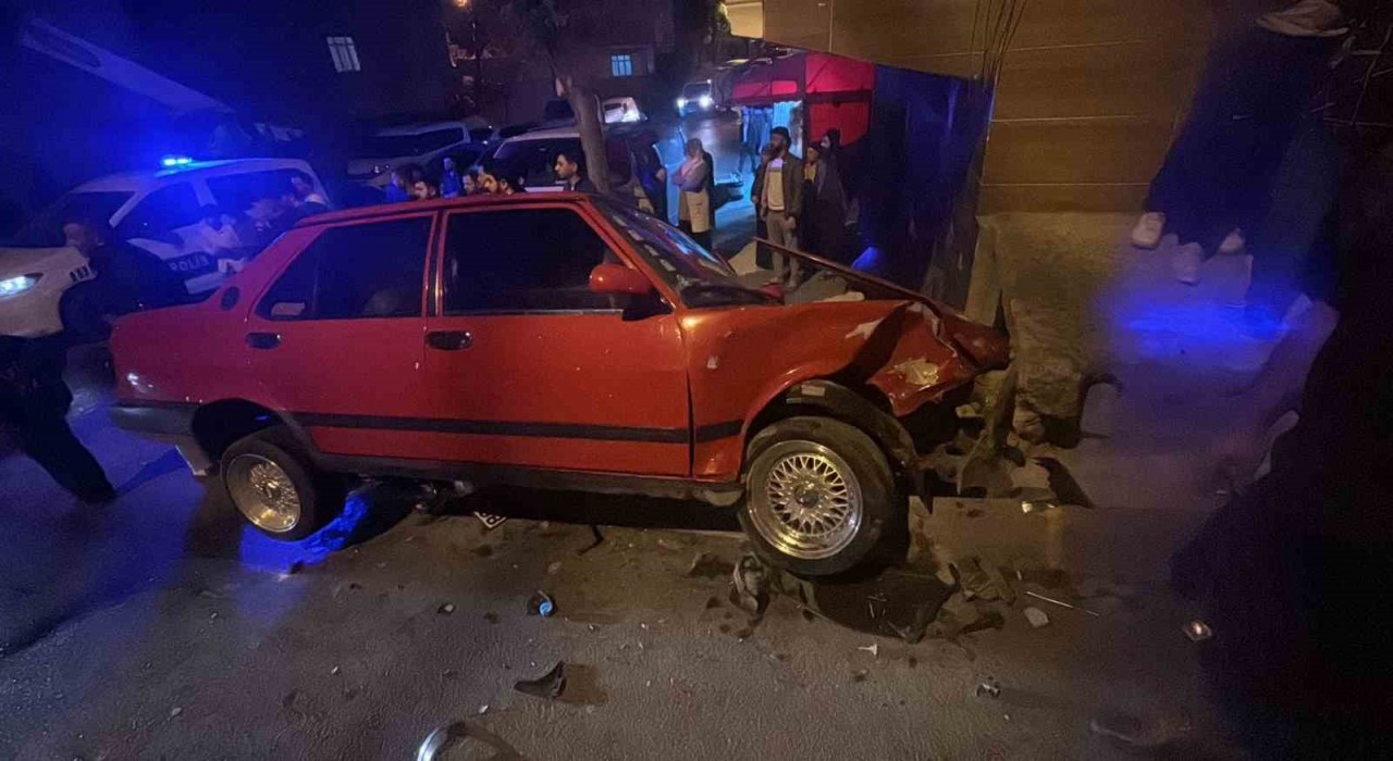 Arnavutköyde ehliyetsiz sürücü polisten kaçarken kaza yaptı