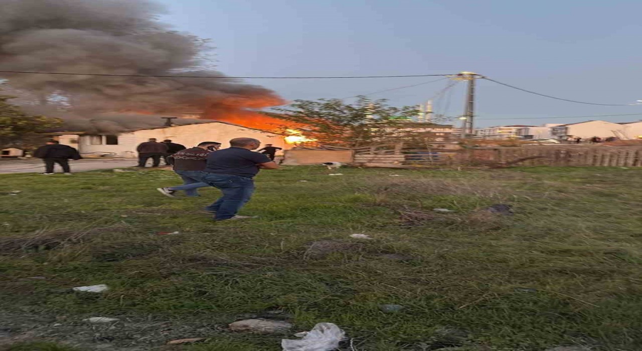 Arnavutköyde gecekondu alev alev yandı