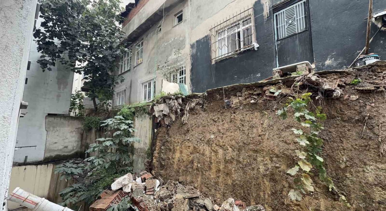 Arnavutköyde iki bina arasındaki istinat duvar çöktü