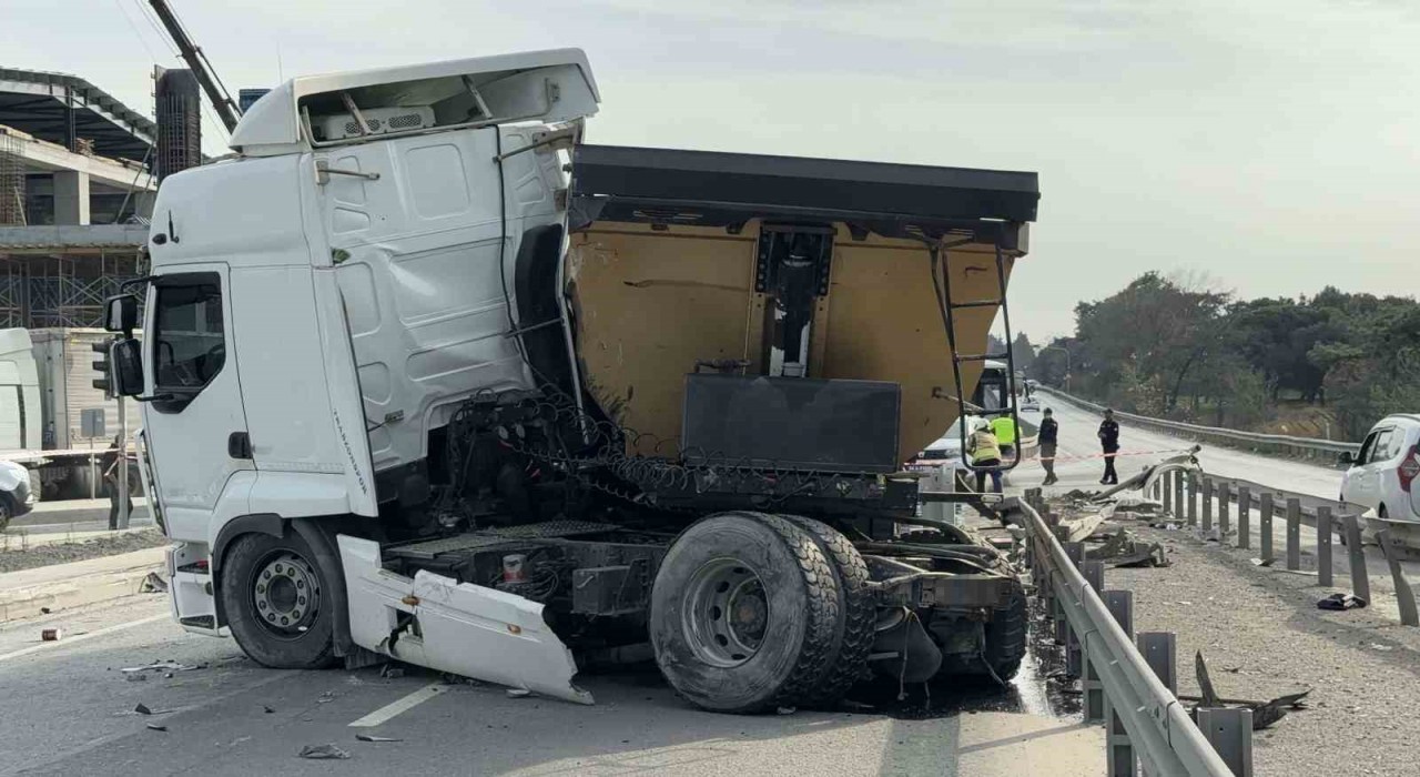 Arnavutköyde iki kamyon çarpıştı: Sürücü araç içinde sıkıştı
