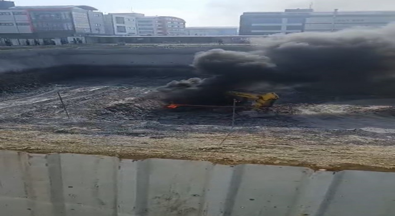 Arnavutköyde iş makinesi alev alev yandı