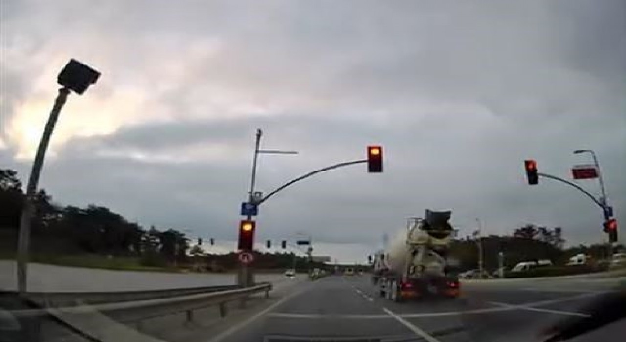 Arnavutköyde kırmızı ışık ihlali faciaya davetiye çıkardı