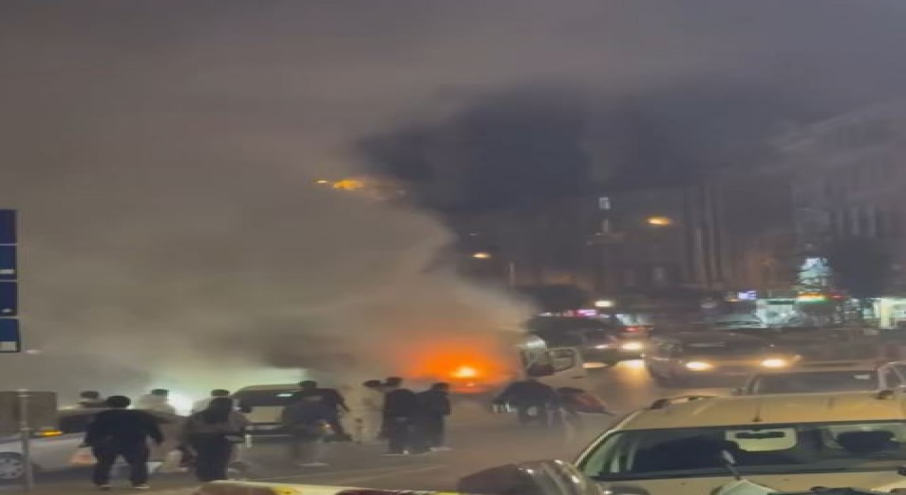 Arnavutköyde seyir halindeki servis aracı alev alev yandı