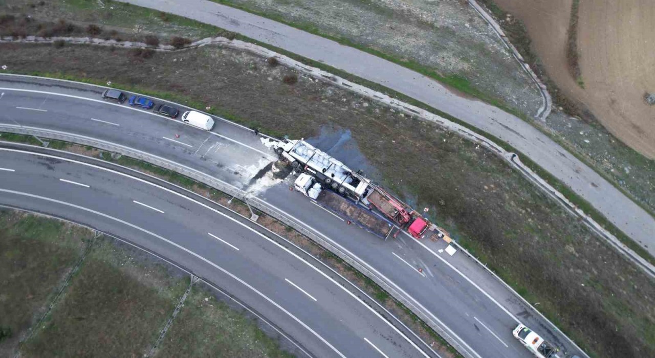 Arnavutköyde tır virajı alamayıp devrildi: 1 ağır yaralı
