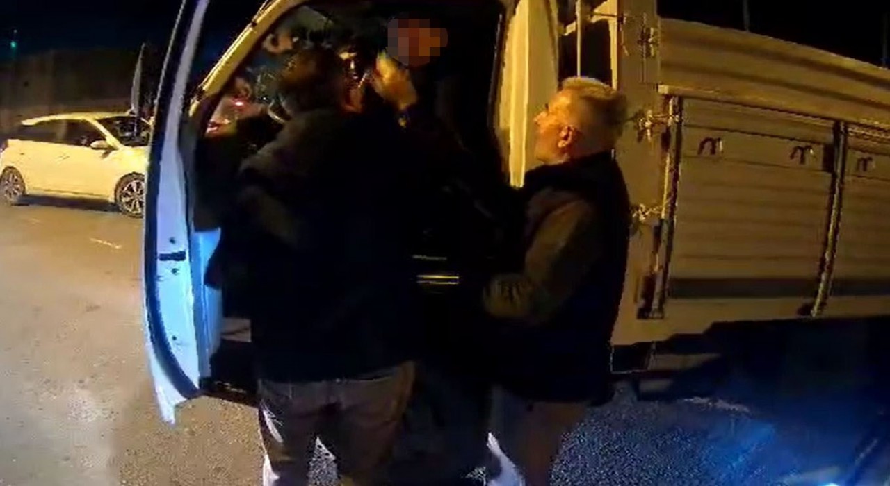 Arnavutköyde trafikte sinir krizi: Canım sıkkın deyip motosiklet sürücüsüne saldırdı