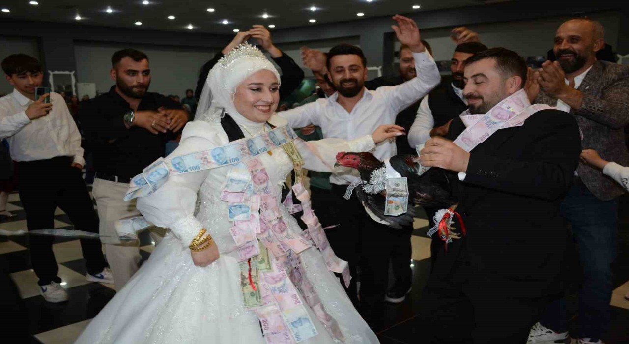 Artvinde damada arkadaşlarından canlı tavuk ve horoz sürprizi