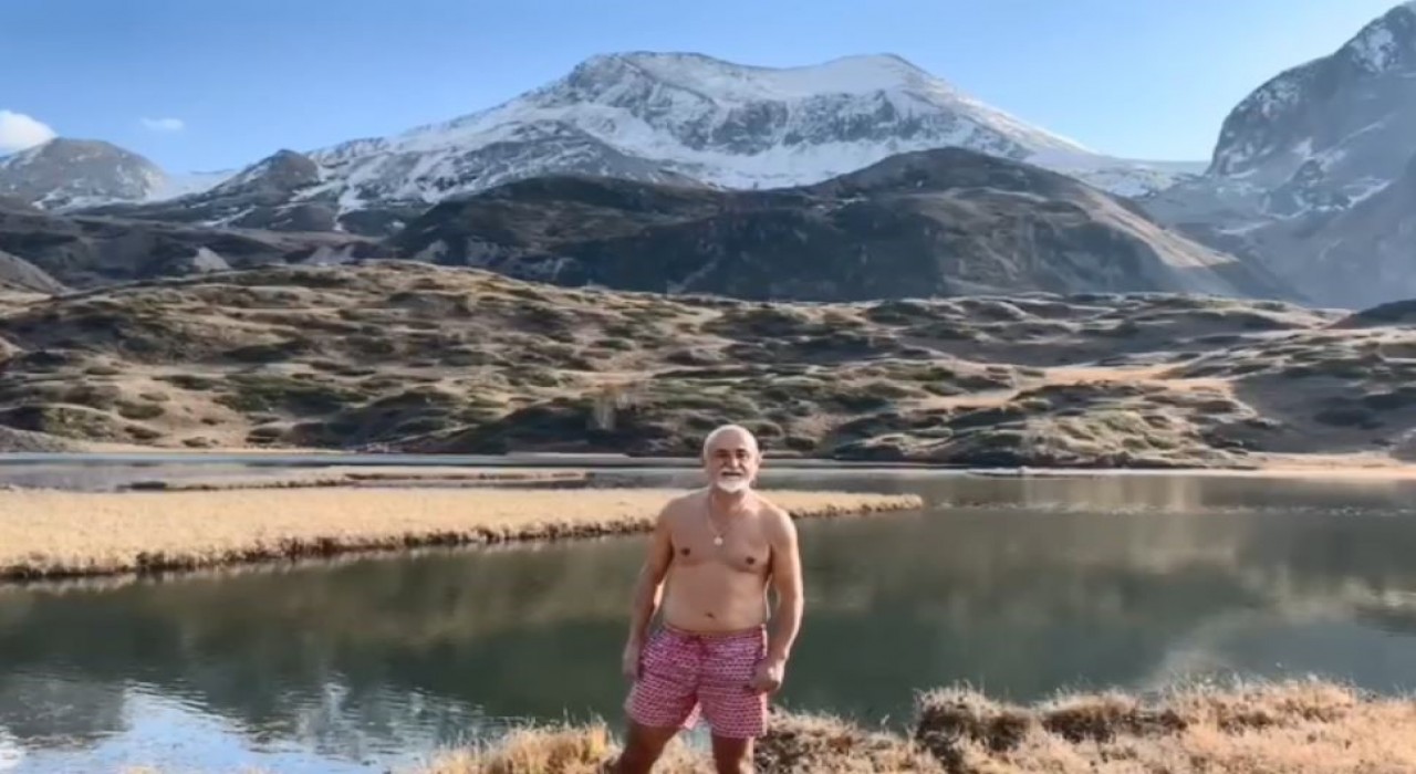 Artvinde Giresunlu bir dağcı Arsiyan Yaylasında buz gibi gölde yüzdü