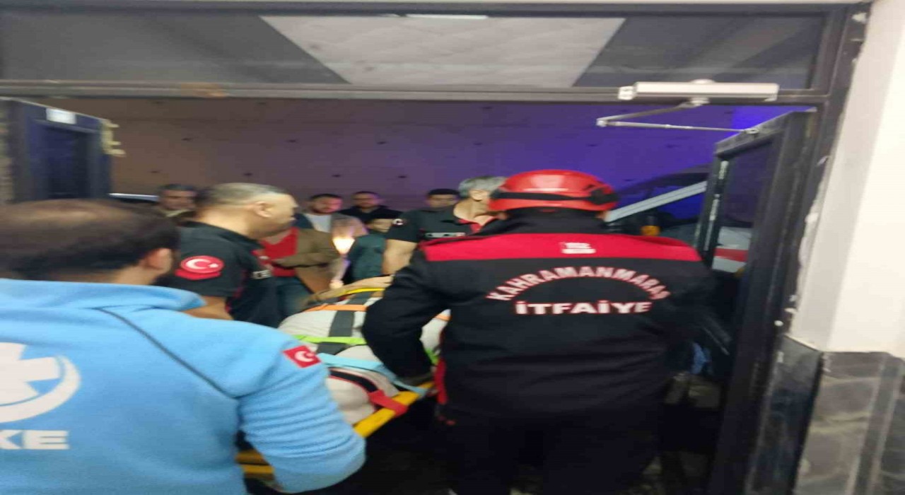 Asansör 6. kattan yere çakıldı: 1 yaralı