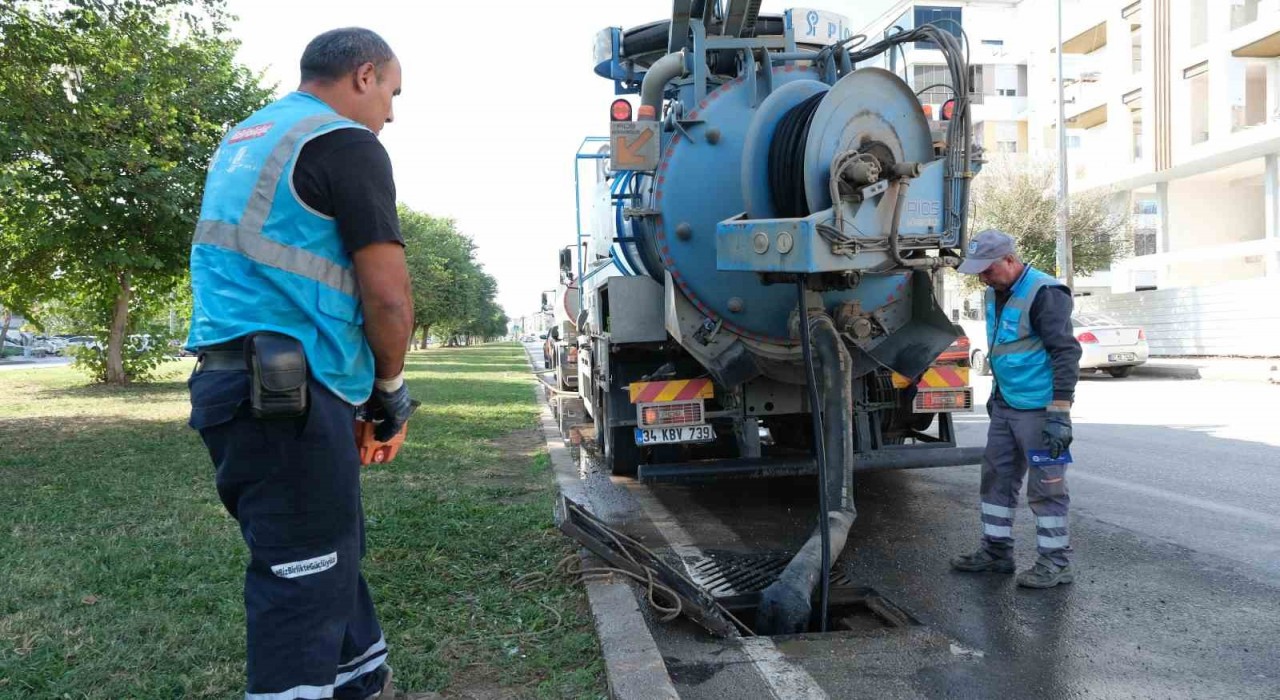 ASAT, Kepezde yağmur suyu hatlarını temizliyor