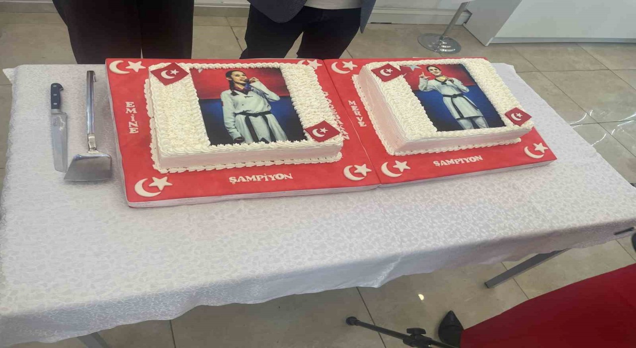 ASKİ Spor Kulübü, dünya şampiyonu sporcular için kutlama pastası kesti