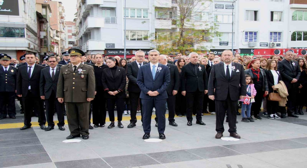 Atatürk vefatının 87. yıldönümünde Uşakta anıldı