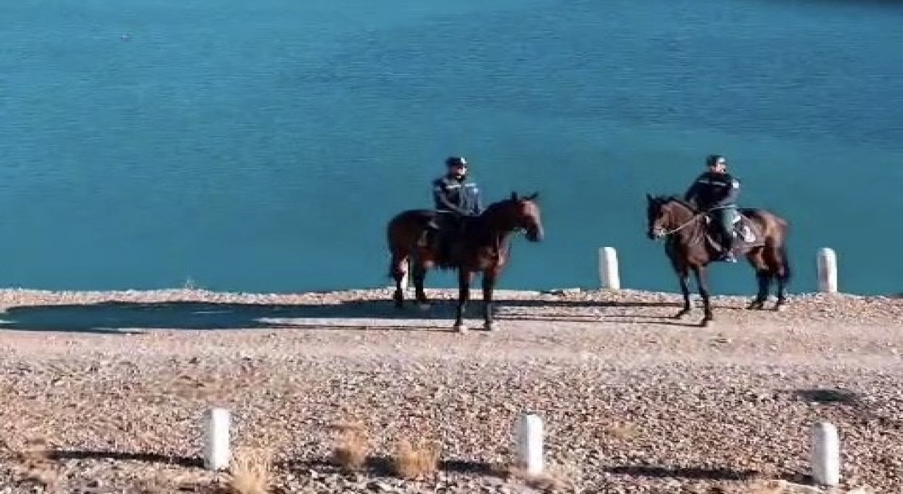 Atlı jandarma timleri Zernek Barajında devriyede