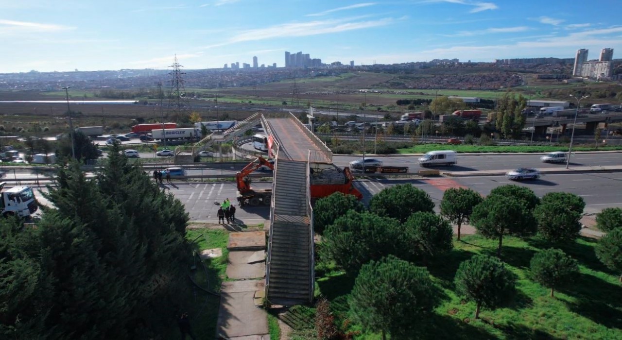 Avcılarda iş makinesi taşıyan tır üstgeçide çarptı