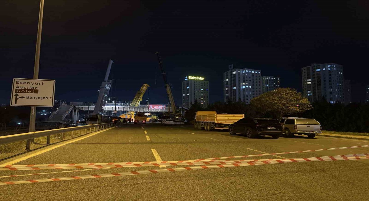 Avcılarda tırın çarptığı üst geçit kapatıldı, geçit kaldırma çalışmaları çileye dönüştü