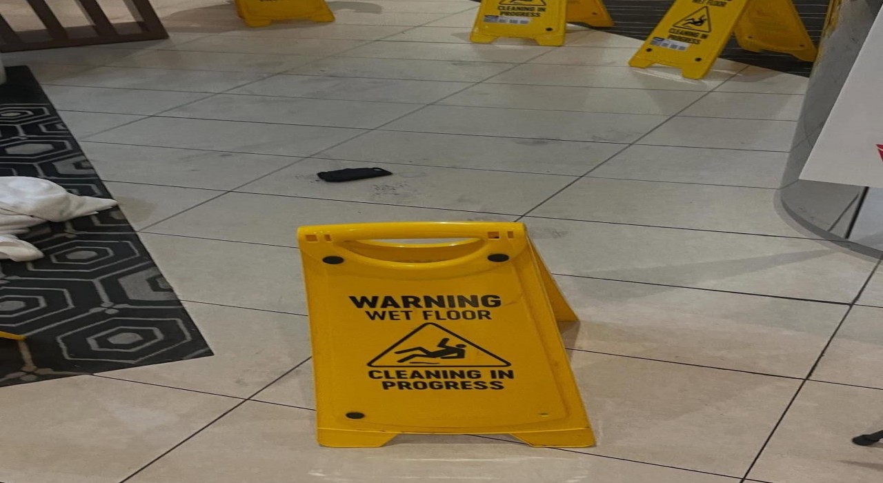 Avusturalyada havalimanında cebindeki bataryası patlayan yolcu yaralandı