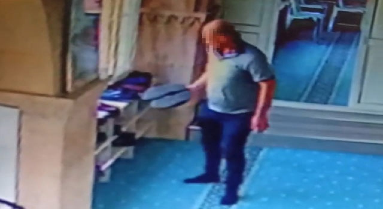 Ayakkabıları Tek Tek İnceleyen Hırsız, Beğendiğini Çaldı