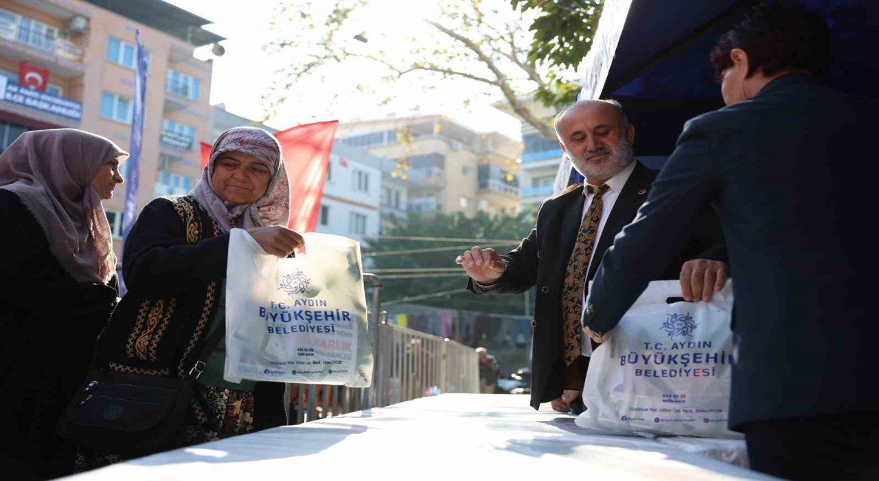 Aydın Büyükşehirin kışlık fideleri İncirliovada vatandaşlara dağıtıldı