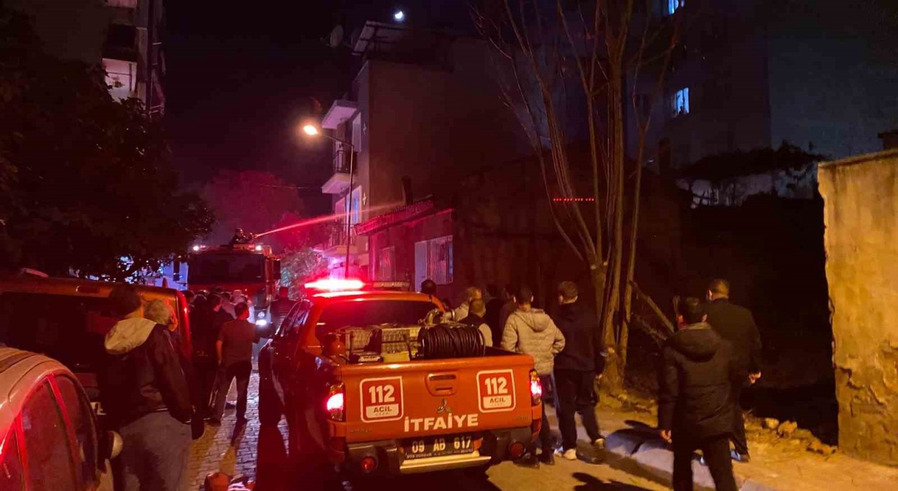 Aydında çıkan yangında yaşlı kadın evsiz kaldı