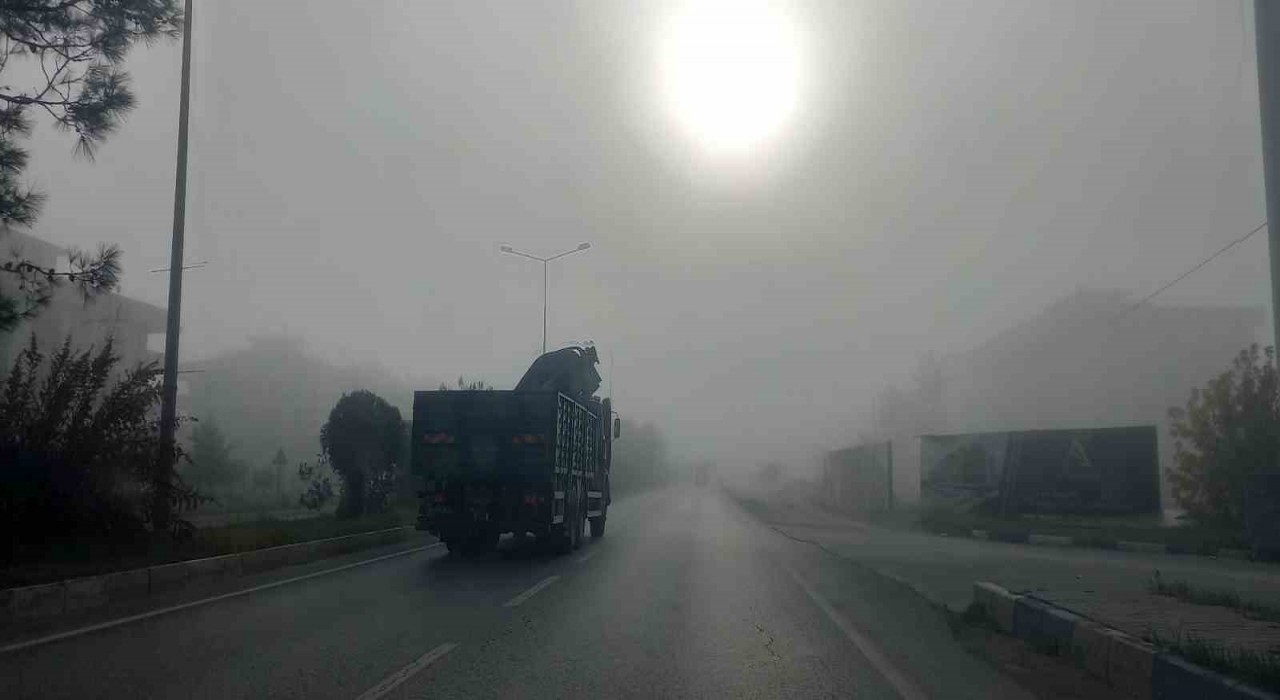 Aydında yoğun sis sürücülere zor anlar yaşattı