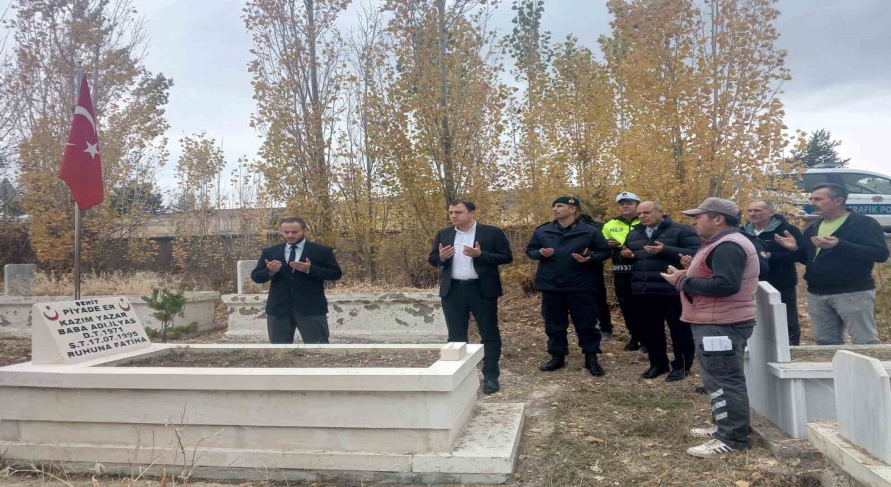 Aydıntepede şehitler kabirleri başında dualarla anıldı