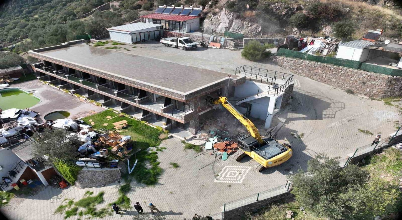 Ayvacıkta 1 ayda 121 kaçak yapı yıkıldı