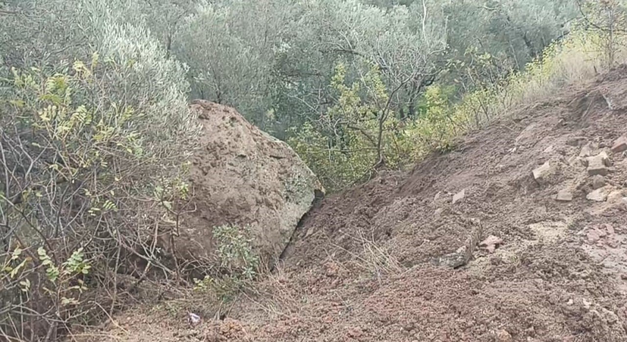 Ayvacıkta düşen kaya parçası toprak kaymasına sebep oldu