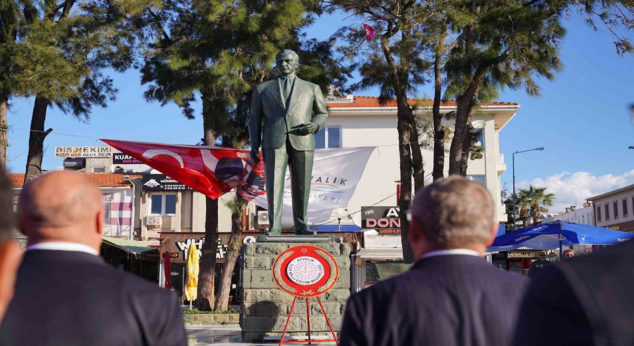 Ayvalıkta öğretmenler günü coşkuyla kutlandı