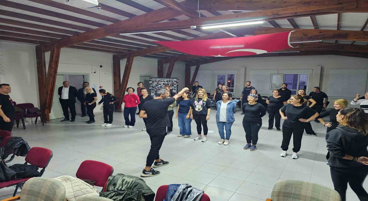 Ayvalıkta öğretmenlerden halk dansları yolculuğu