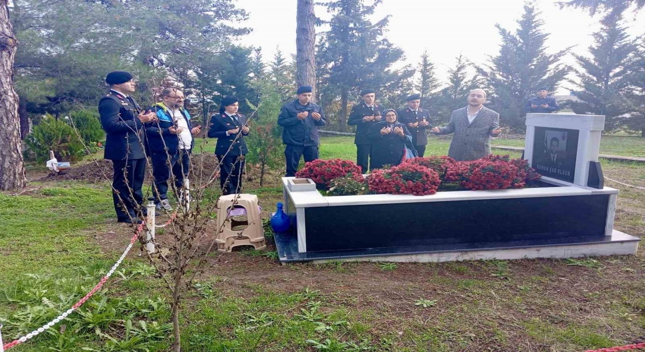 Babaeskide şehit üsteğmen mezarı başında anıldı