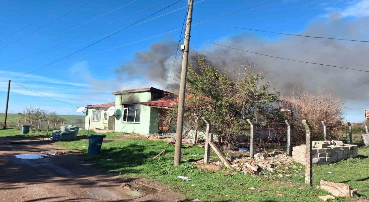 Babaeskide tek katlı evde yangın
