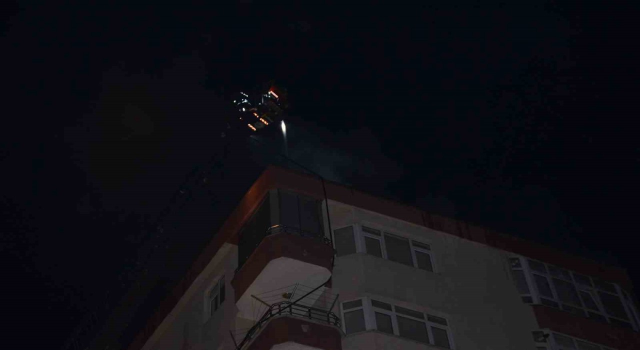 Bafrada 7 katlı binanın çatısında yangın