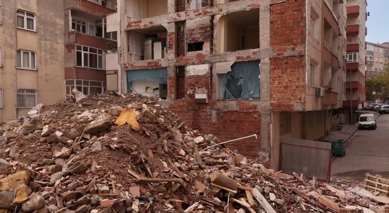 Bahçelievlerde yıkım sonrası yan binanın duvarının olmadığı ortaya çıktı