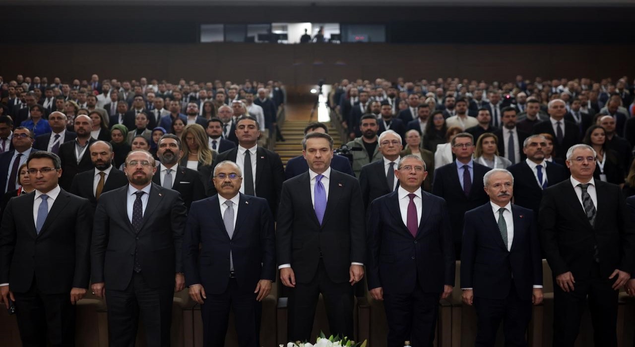 Bakan Bayraktar: Enerjide bağımsız bir Türkiye hedefinde en önemli görev enerji uzmanlarına düşüyor