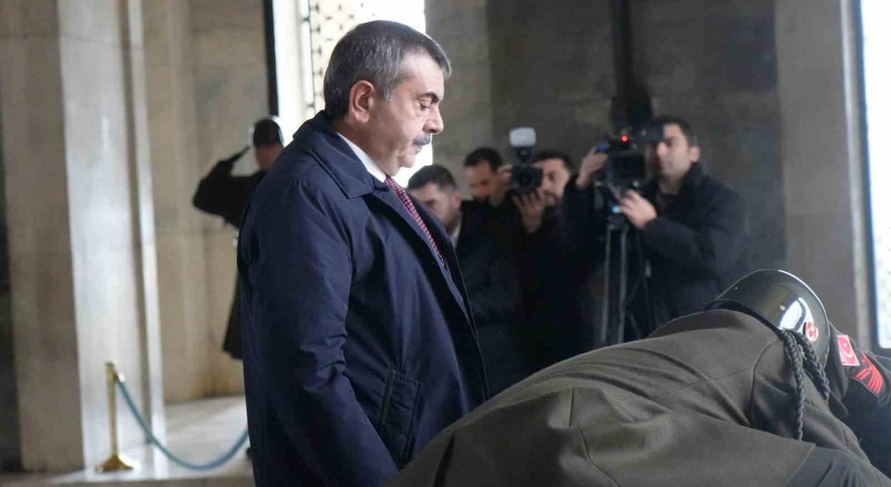 Bakan Tekin: Dünya çok hızlı değişiyor, insan değişiyor, biz de bu değişimi anlamlandırmakla mükellef olan bir mesleğin mensuplarıyız