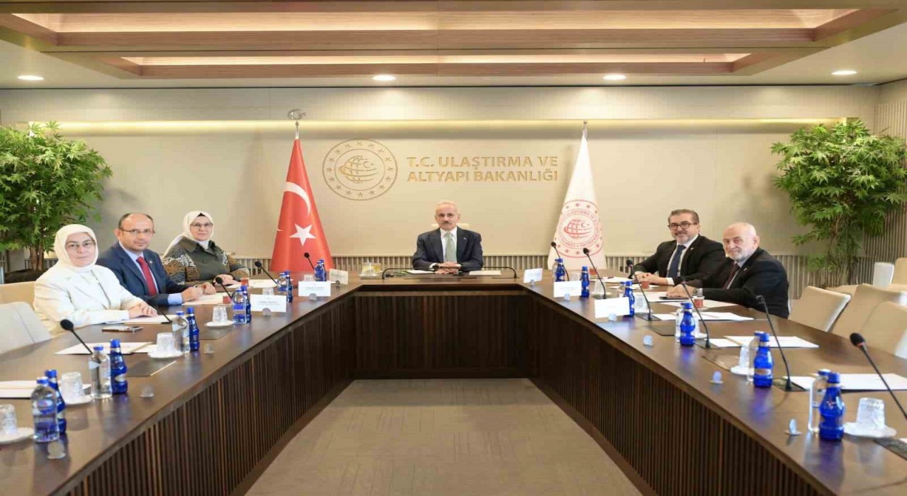 Bakan Uraloğlu: Sosyal medyada gençlerimizin dijital dünyada daha güvenli yer alabilmelerini sağlamak için yapılabilecekleri ele aldık