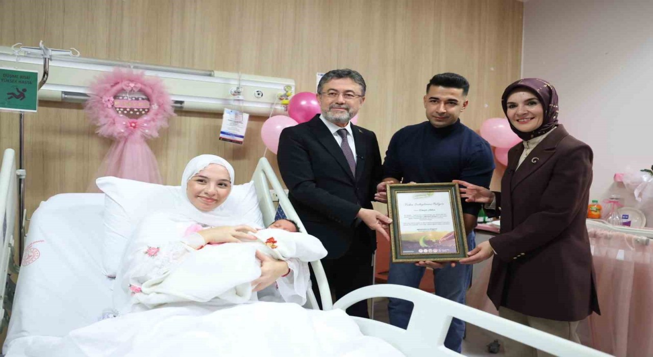 Bakanlar Göktaş ve Yumaklıdan Her Aile 1 Fidan Sevdamız Yeşil Vatan kampanyası kapsamında yeni doğan bebeklere ziyaret