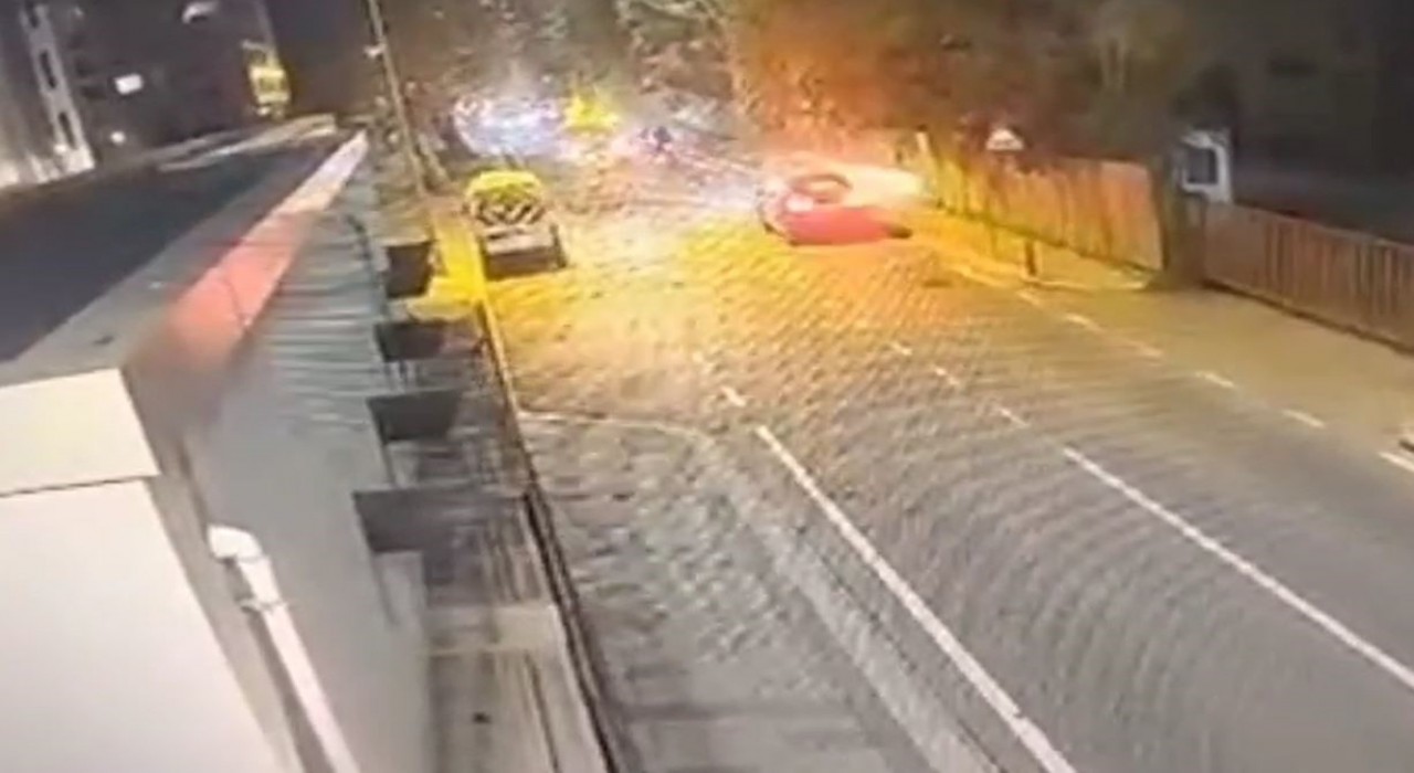 Bakırköyde iş makinesine çarpan motosikletli yaralandı