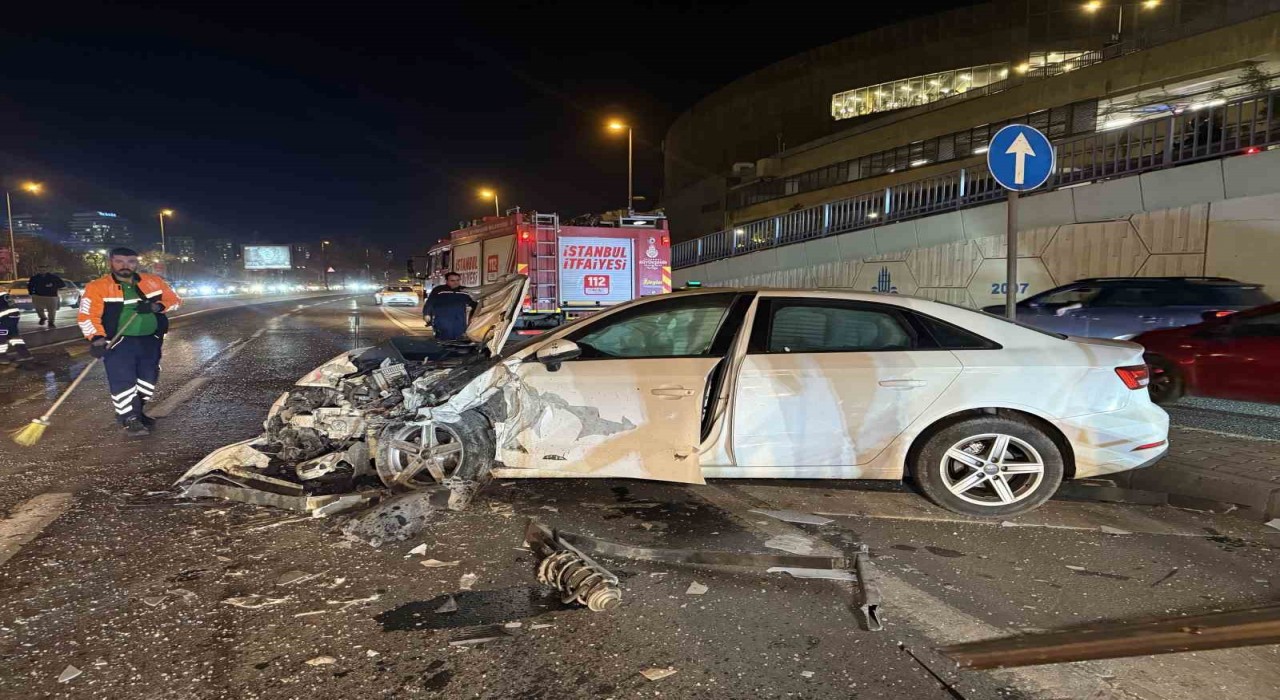 Bakırköyde kontrolden çıkan otomobil karşı şeritteki araca çarptı