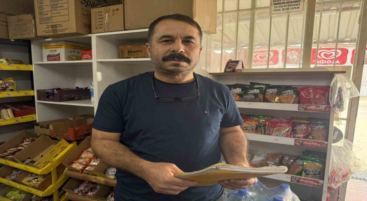 Bakkalın veresiye defterini satın alan gizemli hayırsever, borçları ödeyip defteri yaktı