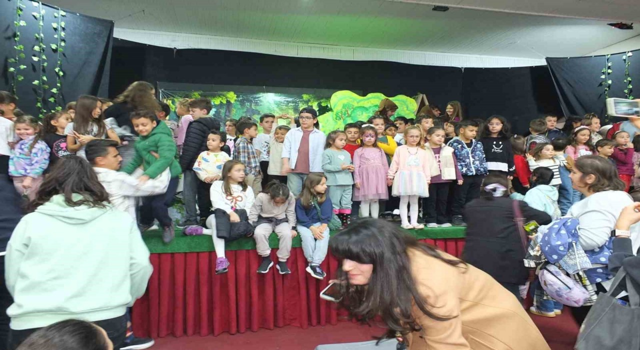 Balıkesirde amatörlerin oyunu ayakta alkışlandı