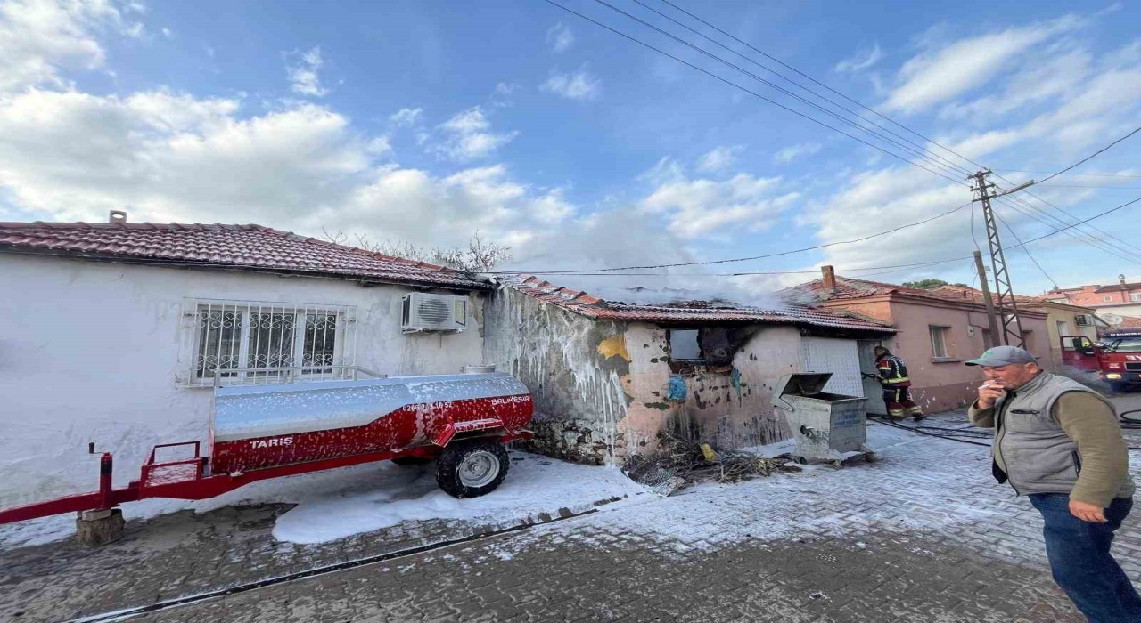 Balıkesirde depoda yangın