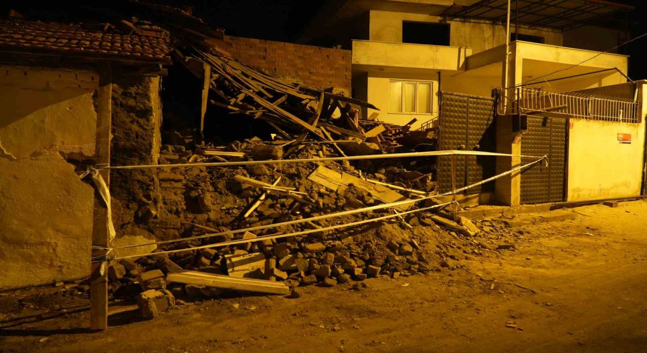 Balıkesirde metruk bina çöktü