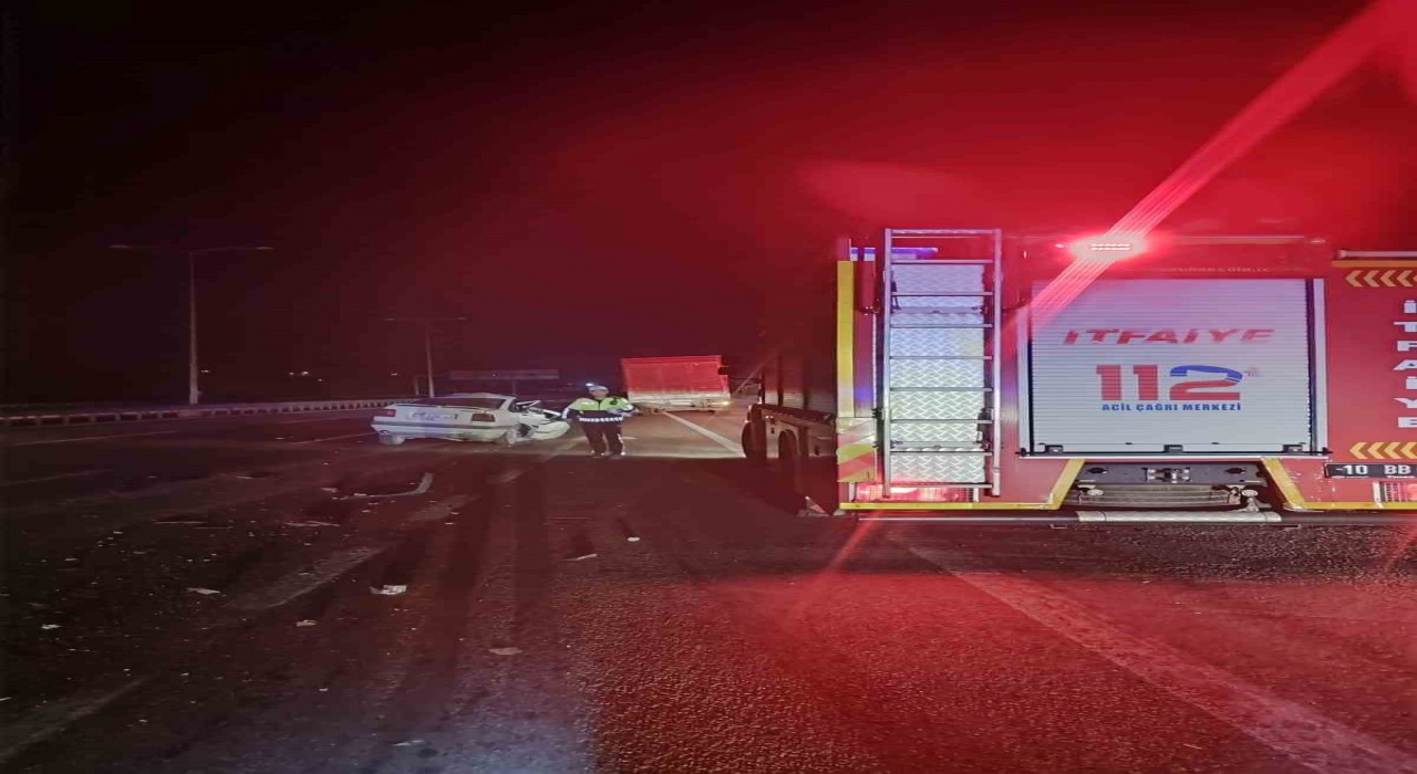 Balıkesirde otomobil tıra arkadan çarptı; 1 ölü