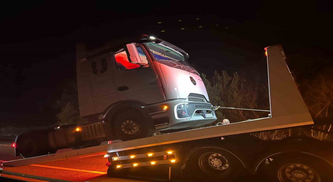 Balıkesirde tırın direksiyonunun kilitlenmesi sonucu trafik felç oldu