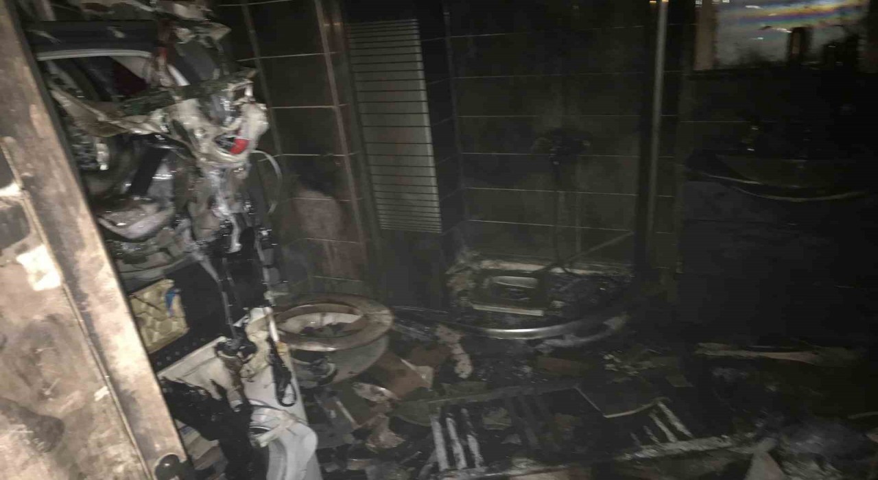 Bandırmada, yangında evde uyuyan kadın ve 3 kedi kurtarıldı