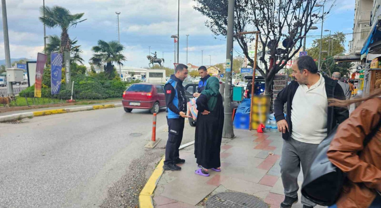 Bandırmada zabıta ekipleri dilenciyi suçüstü yakaladı