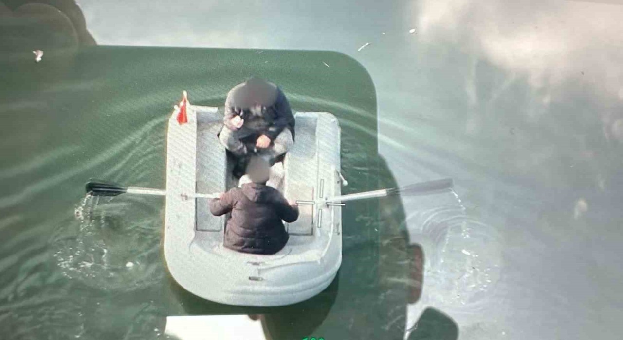 Baraj gölüne 135 metre kaçak ağ sererken jandarmaya yakalandılar