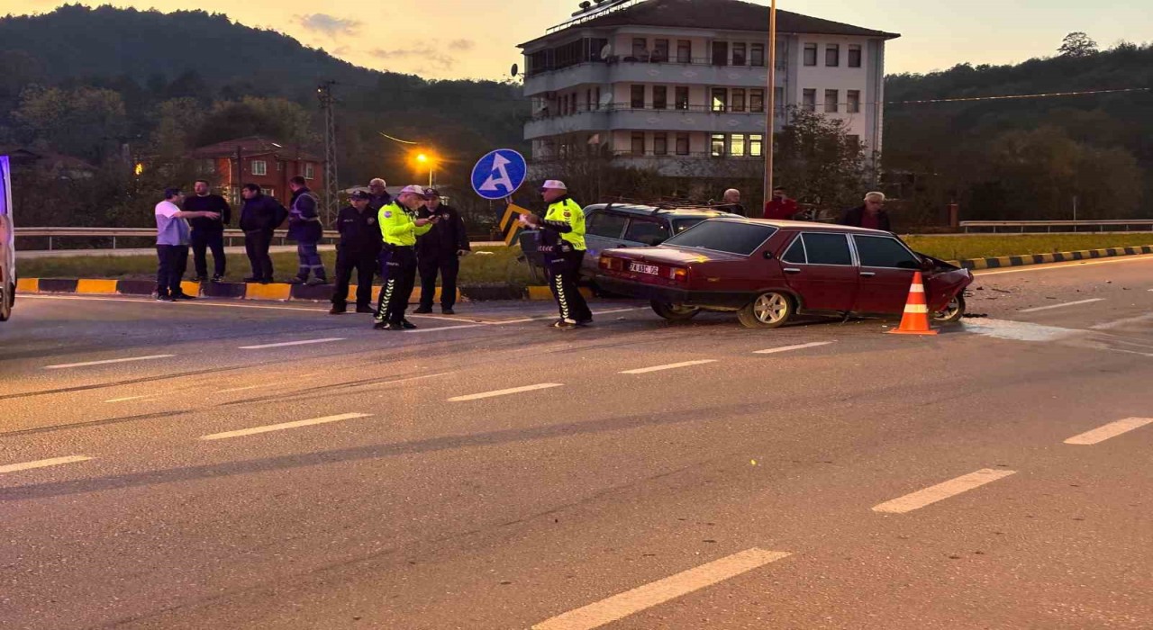 Bartında kavşakta iki otomobil çarpıştı: 6 yaralı