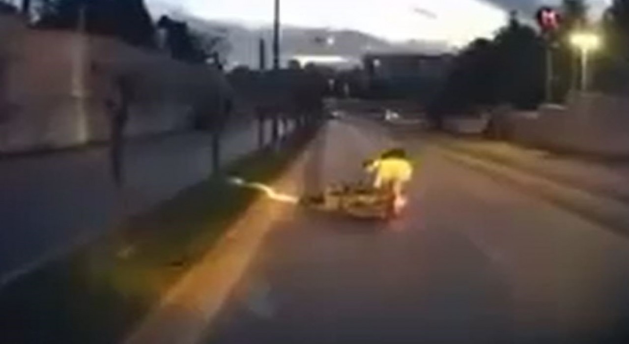 Başakşehirde çukur nedeniyle kontrolü kaybeden motosikletli yola savruldu