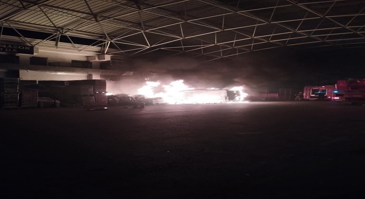 Başakşehirde dükkanı önündeki paletlerde çıkan minibüse sıçradı